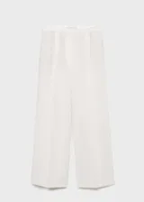 Pantalón de lino color blanco, con tiro medio, diseño de pernera recta y cierre frontal con botón, gancho y cremallera ocultos.