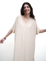 Vestido midi negro con cuello en V, mangas cortas y aberturas laterales. Confeccionado en tejido fluido con un toque de lurex.