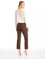 Pantalón cigarette de tiro alto color marrón, confeccionado en tejido elastizado. Presenta un diseño de pretina ancha y plana sin cierres, con costuras verticales pronunciadas a lo largo de cada pierna y corte recto al tobillo.