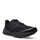 Championes de running New Balance modelo Garoe, color negro, con capellada de malla transpirable y refuerzos sintéticos. Cuenta con entresuela Fresh Foam para mayor amortiguación y suela con relieve para mejor tracción.