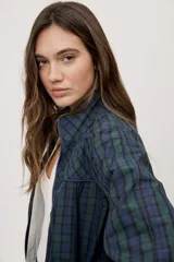 Campera liviana de calce relajado con estampado a cuadros en tonos de azul y verde. Cuenta con cuello alto, cierre frontal y mangas largas.