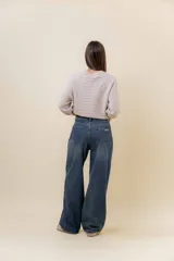 Jean wide leg de tiro alto con costura frontal decorativa, bolsillos delanteros con remaches y bolsillos traseros amplios. Presenta un interior afelpado para mayor abrigo.