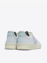 Zapatillas Veja V-10 de cuero blanco con logo en forma de V color lila y detalles en celeste.