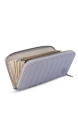 Billetera de dama en símil cuero color negro, de diseño acolchado con costuras verticales que forman relieves y cierre perimetral. Incluye monograma en la esquina inferior y viene con caja de presentación estampada.