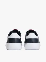 Zapatillas bajas Tommy Hilfiger de cuero napa color azul marino, con paneles texturizados, suela de EVA blanca dentada y detalles de la marca en el lateral y la lengüeta.