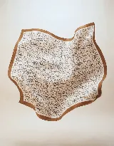 Pañuelo cuadrado de seda natural con diseño artístico abstracto en tonos tierra, ocres y grises, con borde ancho en color bordó y terminaciones cosidas a mano.