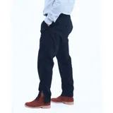 Pantalón de vestir verde oliva, de corte recto, con bolsillos laterales y traseros. Se ajusta a la cintura con cinturón de cuero marrón.