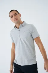 Polo de jersey gris con calce regular, logo bordado y mangas cortas. Confeccionada en 97% algodón y 3% spandex.