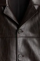Campera marrón oscura de tejido revestido con solapas de muesca, cierre frontal con botones, bolsillos laterales insertados y forro interior.