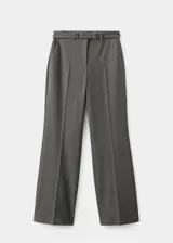 Pantalón gris de tiro medio, diseño recto y largo, con trabillas en la cintura y bolsillos laterales.