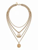 Collar multicapa de acero dorado, compuesto por cuatro cadenas de diferentes estilos con dos dijes colgantes en forma de gota y un dije principal texturizado y redondeado.