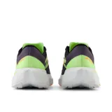 Championes de running New Balance FuelCell Rebel v4, diseñados para ser ligeros y rápidos. Confeccionados con espuma FuelCell para ofrecer máxima propulsión y velocidad con un peso mínimo.