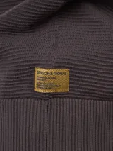 Sweater de punto color azul marino con cuello redondo y mangas raglán.