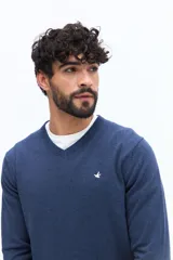 Sweater de punto color azul, con escote en V y logo bordado en el pecho.
