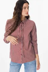 Camisa de manga larga con estampado de rayas verticales en color bordó y blanco, cuello clásico y cierre frontal con botones.