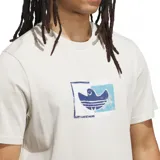 Remera de algodón color blanco hueso con cuello redondo y mangas cortas. Presenta un estampado central con el logo de Adidas Trefoil estilizado con una cara sonriente dentro de un recuadro con efecto desgastado.