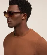 Remera de manga corta y cuello redondo, confeccionada en tejido de media malla con textura vertical. Presenta un diseño minimalista y ligero, ideal para un uso versátil y cómodo.