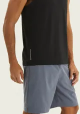 Musculosa deportiva sin mangas de color azul, con diseño de cuello redondo y detalle reflectante en el lateral inferior.
