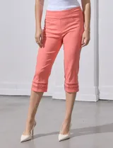 Pantalón capri blanco de gabardina elastizada, marca Ruby Rd. Tiene pretina ancha elastizada, bolsillos simulados en la parte delantera y detalle de puntilla en el ruedo.