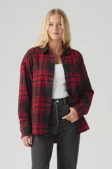 Camisa de franela a cuadros rojos y negros, de corte oversize y manga larga.