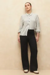 Pantalón de lino negro de tiro alto, con bolsillos en el frente y atrás, de corte recto y pierna ancha.