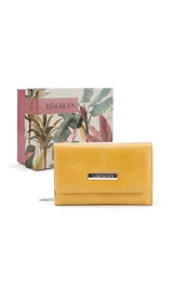 Billetera mediana de símil cuero color azul, con cierre a presión y compartimento posterior con cierre. Incluye múltiples tarjeteros, visores y divisiones internas para billetes.