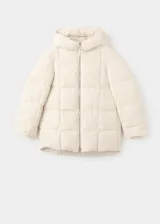 Campera puffer acolchada con relleno y capucha, de color blanco, con cuello alto, cierre de cremallera doble y manga larga.