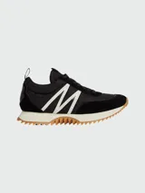 Championes deportivos Moncler modelo Pacey, de diseño urbano en color negro con detalles en blanco. Presentan una gran letra M blanca en el lateral, suela dentada en color caramelo y entresuela blanca. Combinan paneles de tela técnica y gamuza.