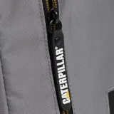 Bolso cruzado Caterpillar modelo Shoulder Bag, color gris medio, con correa ajustable negra y compartimento principal con cierre vertical. Presenta el logo CAT en la parte inferior frontal y una etiqueta amarilla con el nombre CATERPILLAR en el lateral.