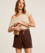 Short regular de talle alto confeccionado en sarga de color marrón, con trabillas para cinturón, cierre con botón y cremallera, bolsillos delanteros y traseros, y pespuntes en contraste.