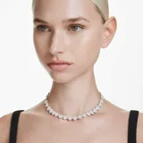 Collar Swarovski con baño de rodio, adornado con cristales blancos en forma de corazón y halo de pavé transparente.