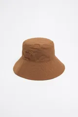 Gorro tipo bucket color marrón de gabardina con etiqueta de cuero con logo de la marca.
