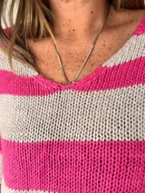 Sweater tejido a rayas fucsia y gris, con cuello en V, calce relajado y mangas amplias estilo balloon.