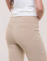 Pantalón pull-on color beige de silueta recta y corte entallado, con nervadura central vertical. Cuenta con cintura ancha de soporte superior, frente limpio y bolsillos posteriores simulados.