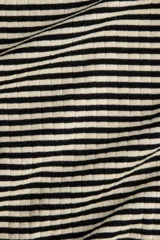 Vestido midi de punto acanalado a rayas horizontales en tonos beige y negro, de corte entallado, manga larga, escote redondo y espalda en U.