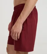 Bermuda deportiva Get Over para hombre, en color marrón, con cintura elástica, cordón de ajuste y bolsillos con cierre. Cuenta con tecnología Laser Cut en los laterales para mayor transpirabilidad.