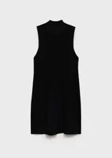 Vestido corto de punto fino, con diseño recto, sin mangas y cuello perkins.