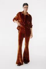 Pantalón Oxford de terciopelo color camel.