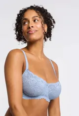 Conjunto de lencería color piel, con corpiño con aro de encaje floral y micro tul, con breteles regulables, y bombacha tipo culotte de encaje floral.