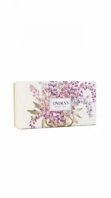 Billetera de mujer color beige, confeccionada en símil cuero con textura granulada. Cuenta con un bolsillo frontal con cierre, correa de mano extraíble y cierre principal perimetral. Incluye compartimentos internos para tarjetas y billetes.