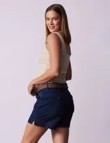 Short negro de algodón, marca One Five One. Pretina con pasadores, botón y cierre. Delantera con bolsillos. Botón en bolsillos traseros. Incluye cinturón trenzado negro.