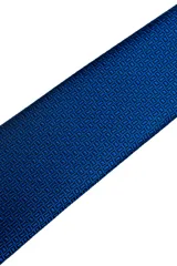 Set compuesto por una corbata y un pañuelo de bolsillo a juego, ambos en color bordó con un estampado geométrico sutil en tono oscuro.