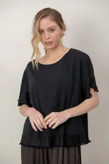 Remera negra de algodón con cuello redondo, mangas cortas y zócalo de satén desflecado en el ruedo y las mangas.