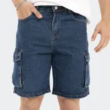 Bermuda estilo cargo de denim azul oscuro, con bolsillos laterales tipo cargo y cierre frontal con botón y cremallera.