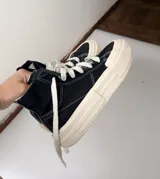 Championes Converse Chuck Taylor All Star Cruise Hi de lona negra, caña alta con plataforma y suela de goma blanca. Costuras en contraste y puntera reforzada.