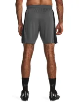 Short deportivo Under Armour de la línea Challenger, color gris con paneles laterales en negro y logo de la marca estampado en blanco. Confeccionado en tejido de punto ligero y transpirable con cintura elástica y cordón interno.