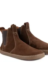 Botas estilo chelsea de gamuza color marrón chocolate, con elásticos laterales en tono oscuro, suela plana y flexible, y costuras pespunteadas a contratono.