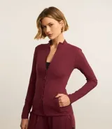 Campera deportiva color borgoña, con cuello alto, cierre frontal y bolsillos laterales.