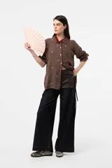 Jean wide leg de denim azul oscuro con tiro alto, corte de pierna ancha y costuras en contraste.