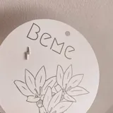 Aros pequeños con forma de rayo, color dorado, hechos en plata 925.